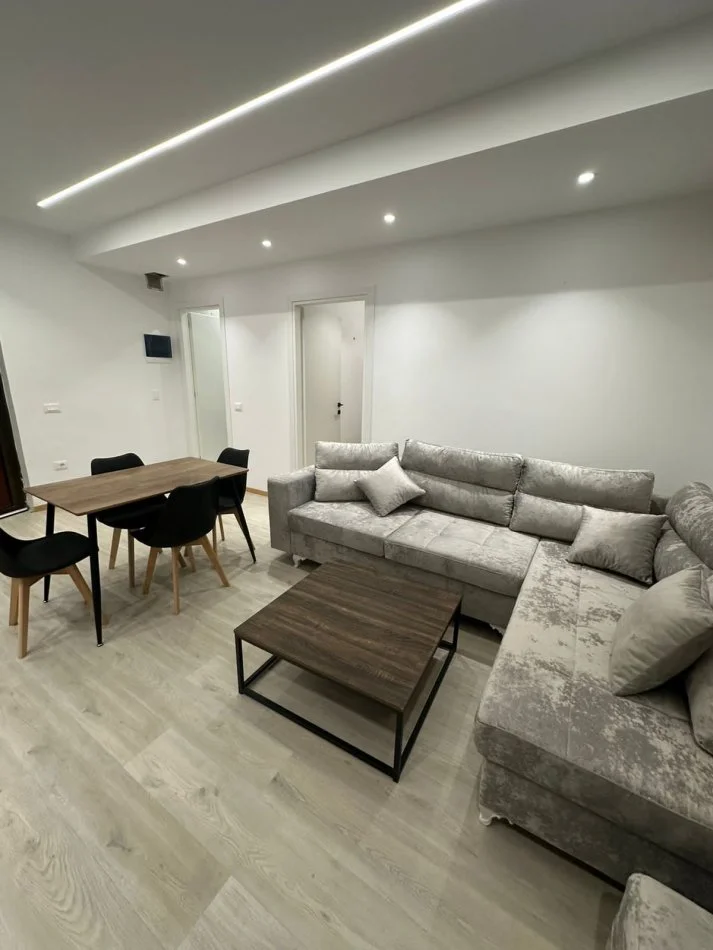 Tirane, jepet me qera apartament 1+1 Kati 1, 55 m² 650 € 