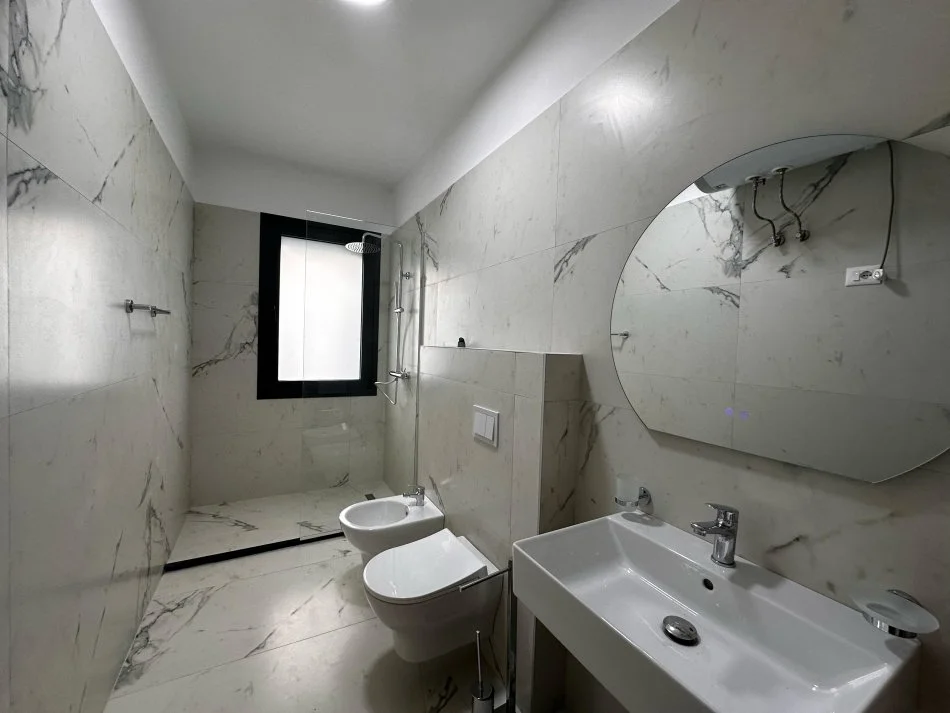 Tirane, jap me qera apartament 2+1 Kati 3, 117 m² 1.500 € (Liqeni i Thate)