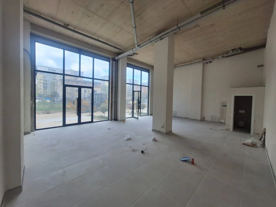 Tirane, jepet me qera dyqan Kati 0, 85 m² 750 € (Ish Fusha e Aviacionit)