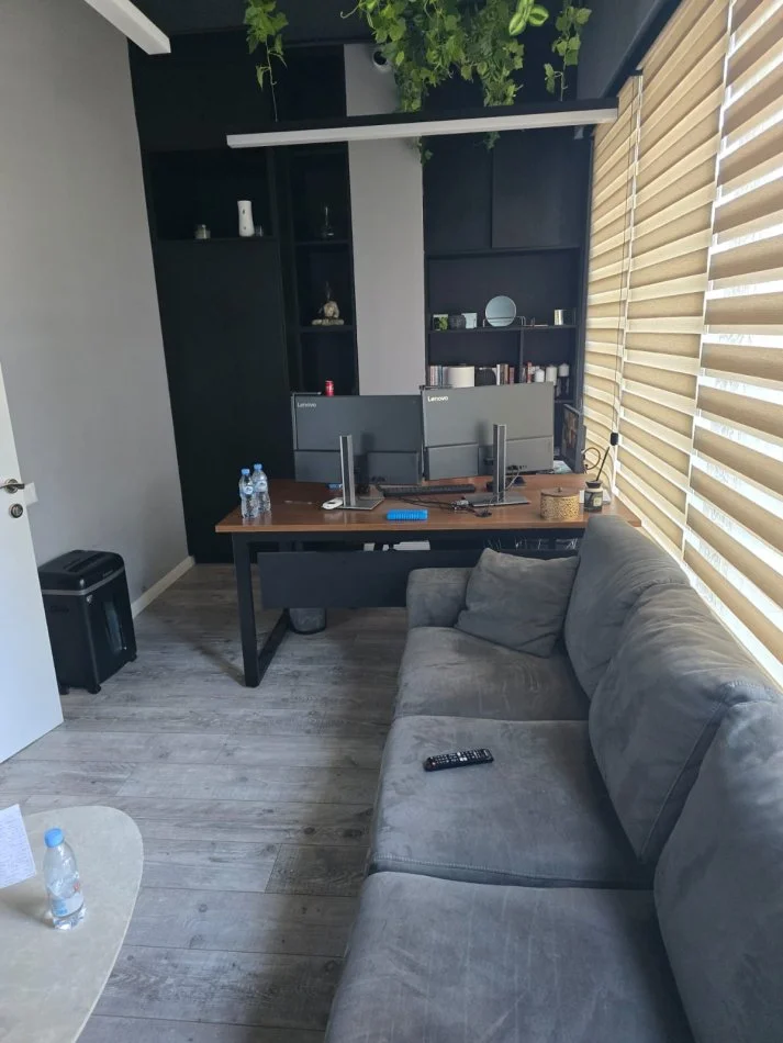 Tirane, jepet me qera zyre Kati 4, 110 m² 1.600 € (Rruga e Kavajes)