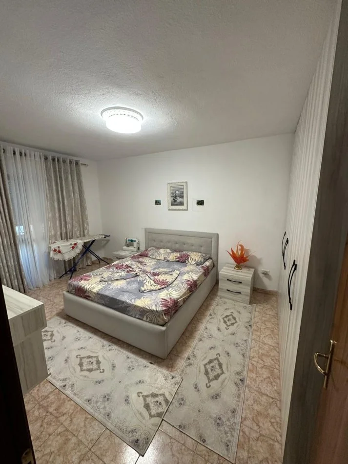 Tirane, jepet me qera apartament 2+1 Kati 9, 120 m² 550 € (Pallati me shigjeta)