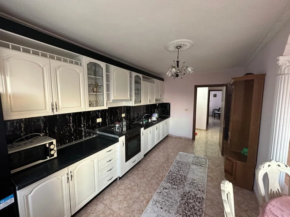 Tirane, jepet me qera apartament 2+1+Ballkon Kati 9, 120 m² 550 €