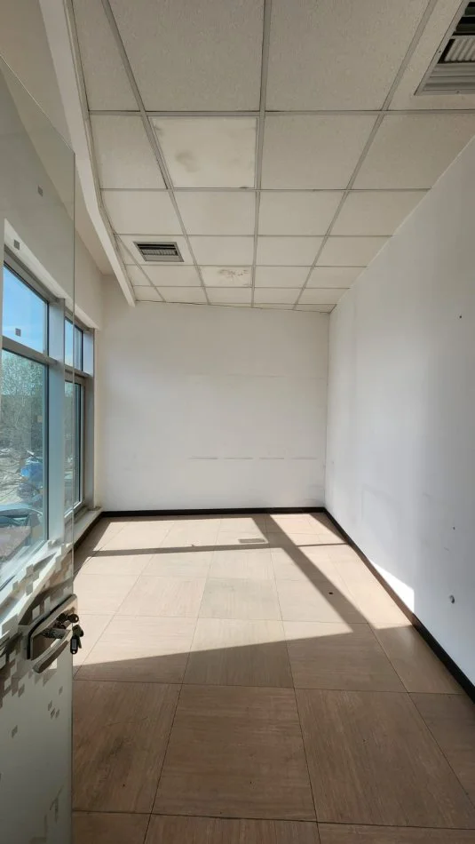Tirane, jepet me qera dyqan Kati 1, 210 m² 2.300 € (pallati me shigjeta)