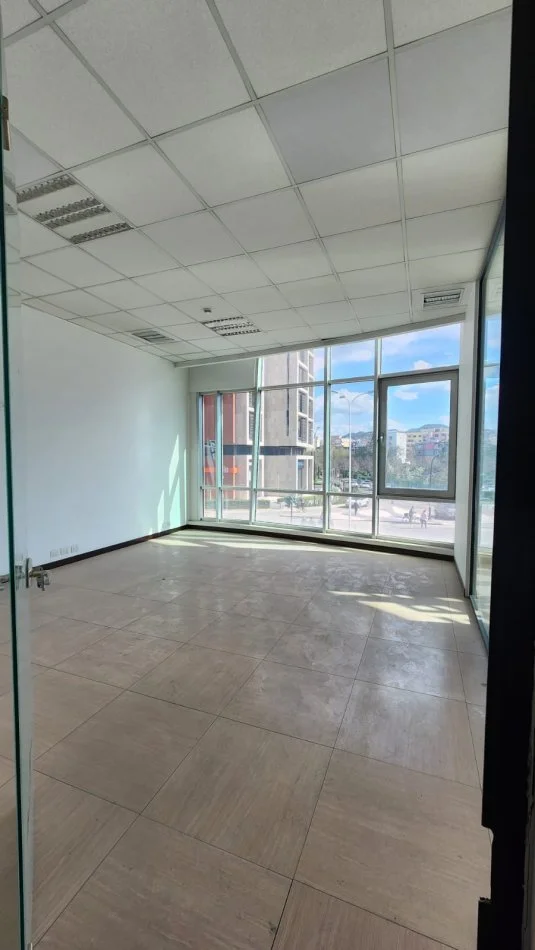 Tirane, jepet me qera dyqan Kati 1, 210 m² 2.300 € (pallati me shigjeta)