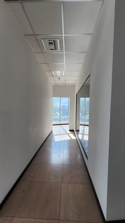 Tirane, jepet me qera dyqan Kati 1, 210 m² 2.300 € (pallati me shigjeta)