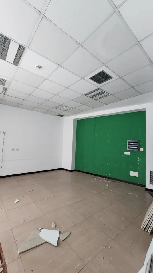 Tirane, jepet me qera dyqan Kati 1, 210 m² 2.300 € (pallati me shigjeta)