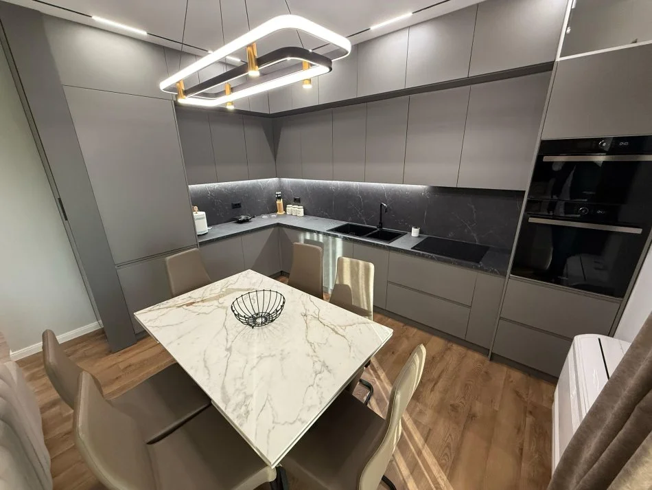 Tirane, jepet me qera apartament+verande | Penthouse 2+1+Ballkon Kati 3, 135 m² 1.600 € (TEG)