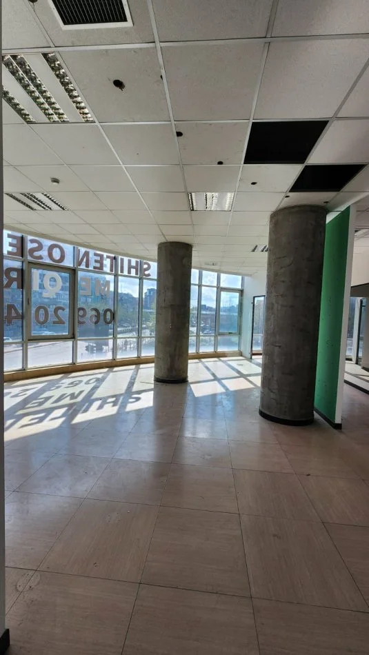 Tirane, jepet me qera zyre Kati 1, 210 m² 2.300 € (Pallati me shigjeta)