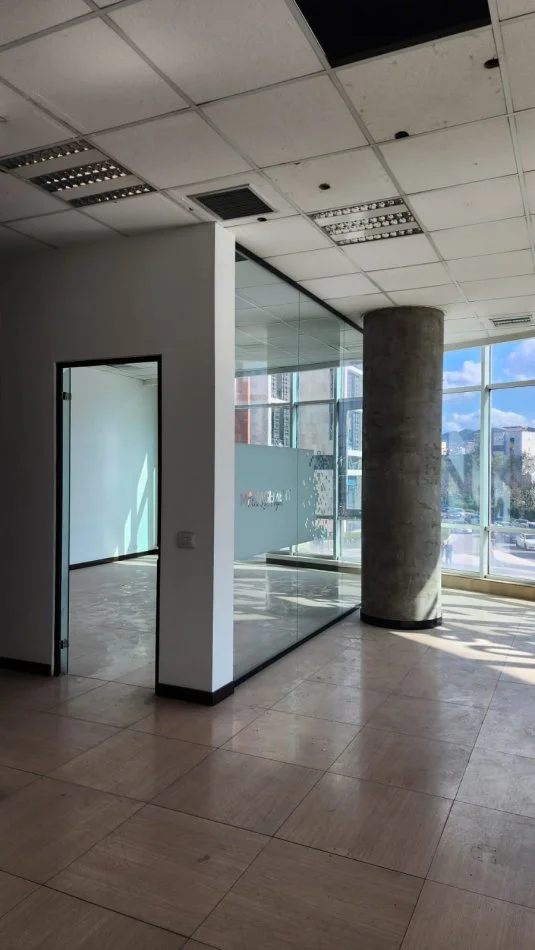 Tirane, jepet me qera zyre Kati 1, 210 m² 2.300 € (Pallati me shigjeta)