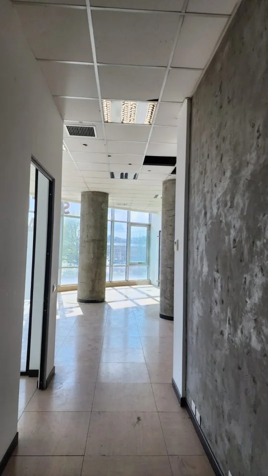 Tirane, jepet me qera zyre Kati 1, 210 m² 2.300 € (Pallati me shigjeta)