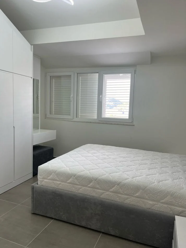 Tirane, jepet me qera apartament 1+1+Ballkon Kati 5, 60 m² 400 € (Baftiar Lici)