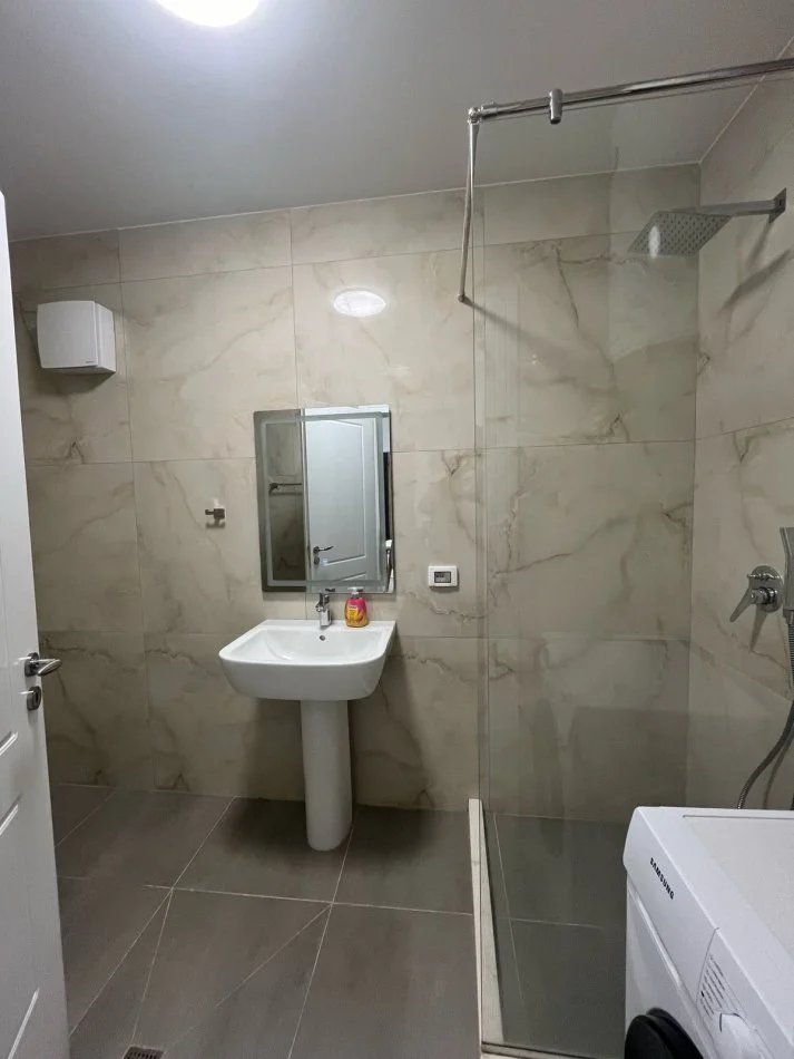 Tirane, jepet me qera apartament 1+1+Ballkon Kati 5, 60 m² 400 € (Baftiar Lici)