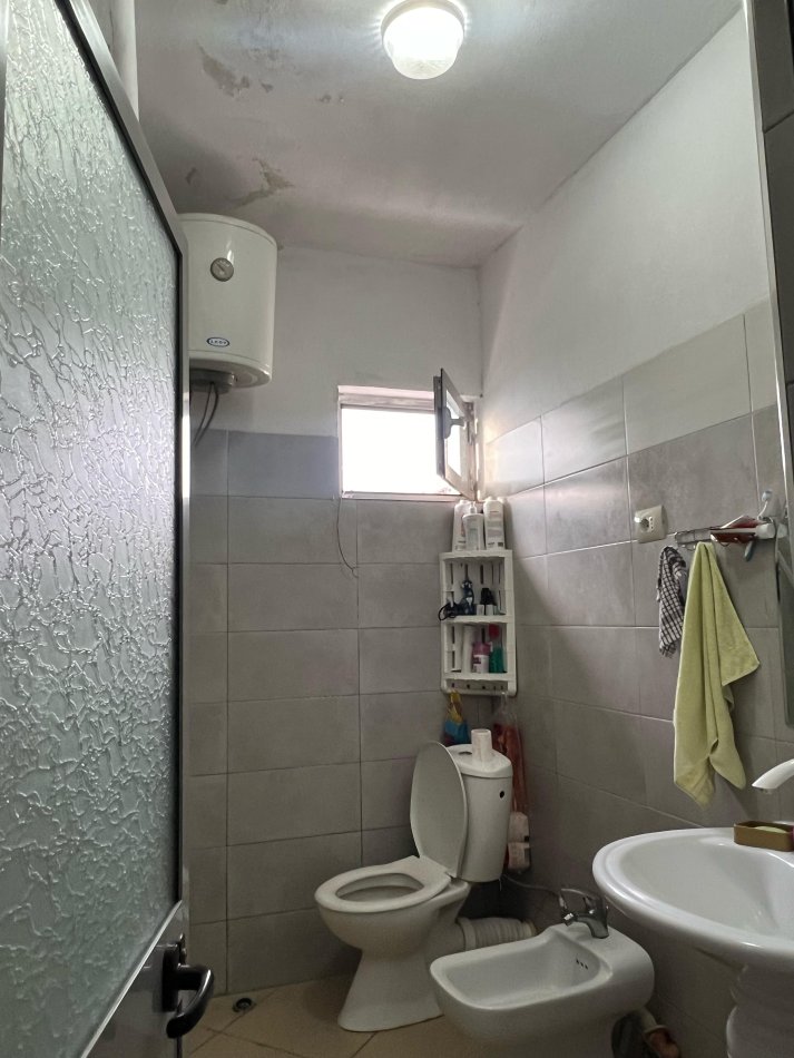 Tirane, shitet apartament 1+1+Ballkon Kati 5, 74 m² 74.000 € (Rruga Stefe Curani)