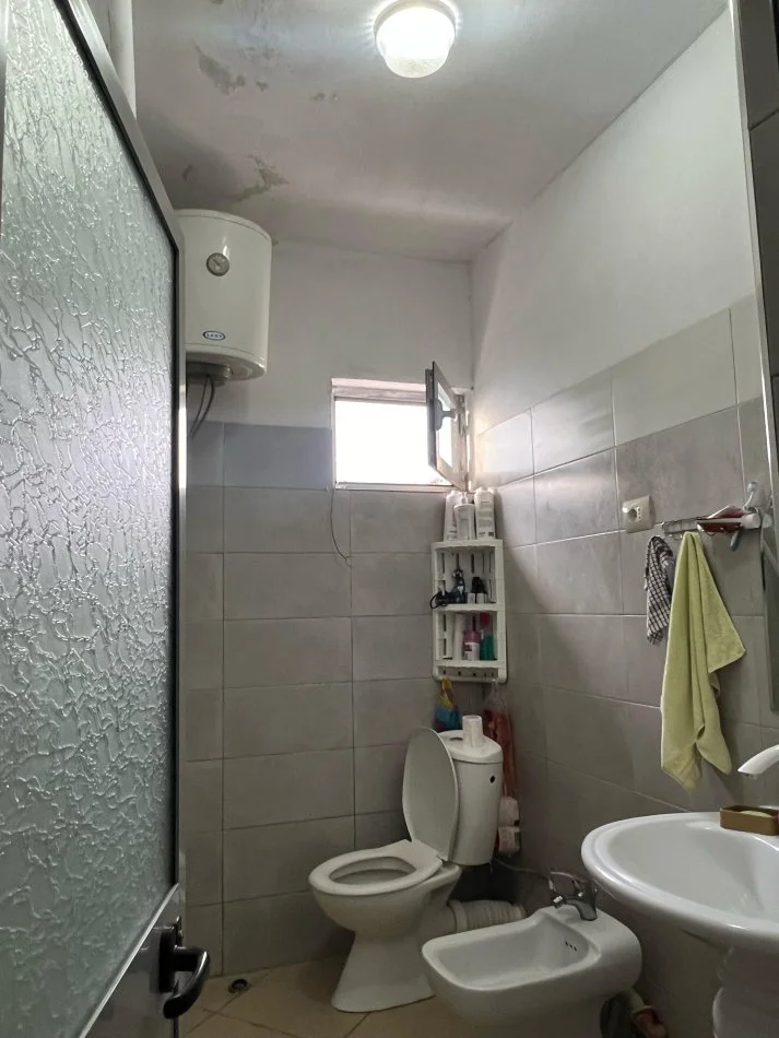 Tirane, shitet apartament 1+1+Ballkon Kati 5, 74 m² 74.000 € (Rruga Stefe Curani)
