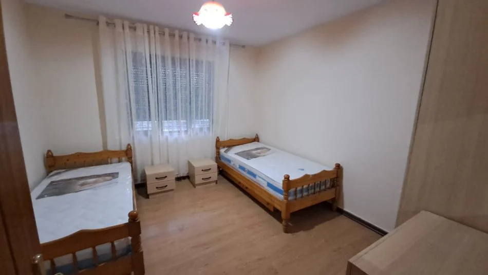 Tirane, jepet me qera apartament 2+1+Aneks+Ballkon Kati 0,  mbrapa Universitetit Europian, Rr Hysen Gjura