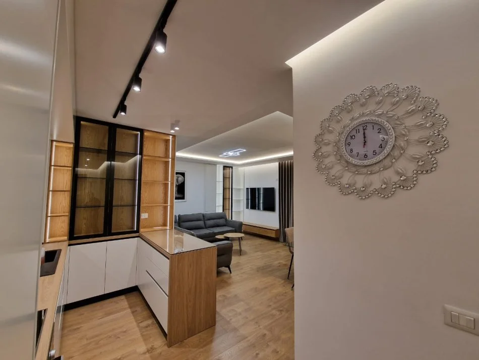 Tirane, jepet me qera apartament 2+1+Ballkon Kati 3, 115 m² 1.000 € 