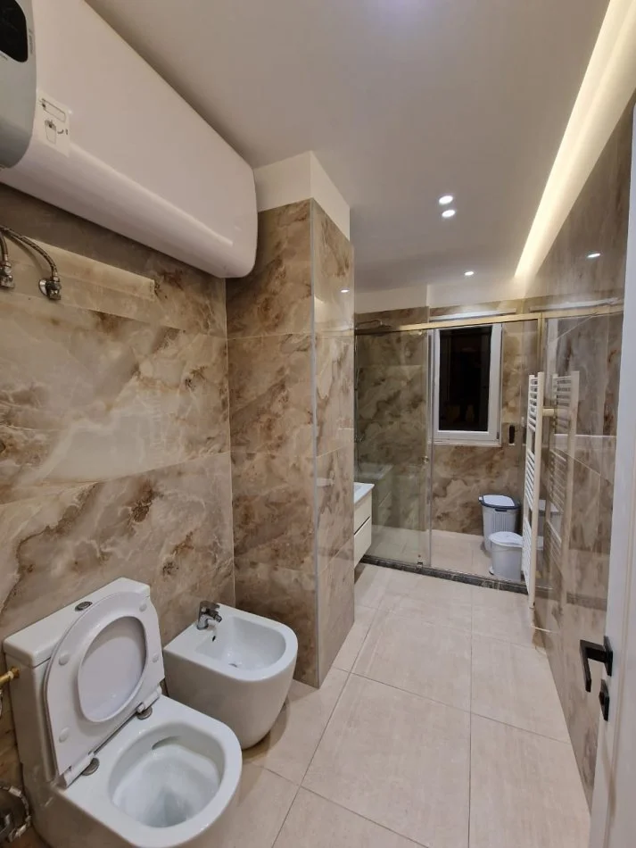 Tirane, jepet me qera apartament 2+1+Ballkon Kati 3, 115 m² 1.000 € 