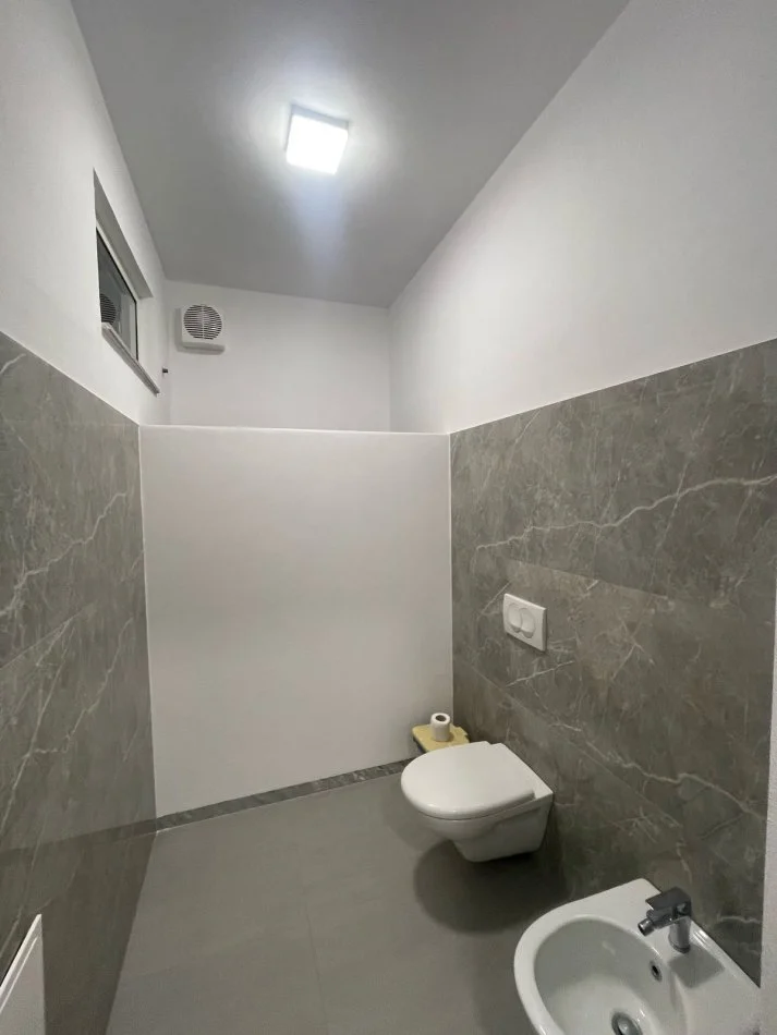 Durres, jepet me qera zyre Kati 2, 106 m² 500 € (Poliklinika)