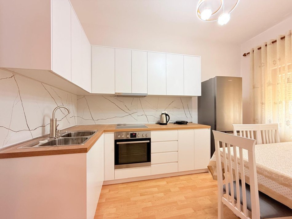 Tirane, jepet me qera Vile 2+1+Ballkon Kati 1, 70 m² 550 € (Prane Liqenit te Thate)