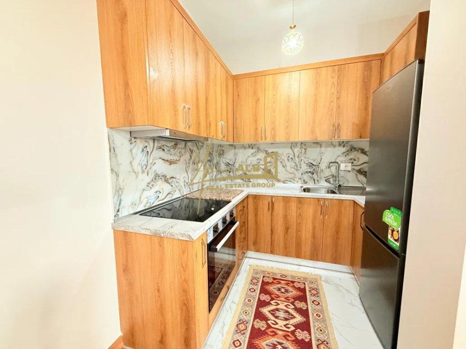 Tirane, jepet me qera apartament 2+1+Ballkon Kati 6, 80 m² 450 € (Tek Kthesa e Kamzes, Pallatet e Verdha)
