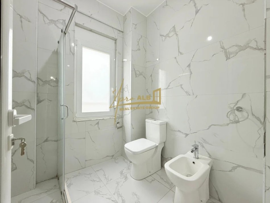 Tirane, jepet me qera apartament 2+1+Ballkon Kati 6, 80 m² 450 € (Tek Kthesa e Kamzes, Pallatet e Verdha)