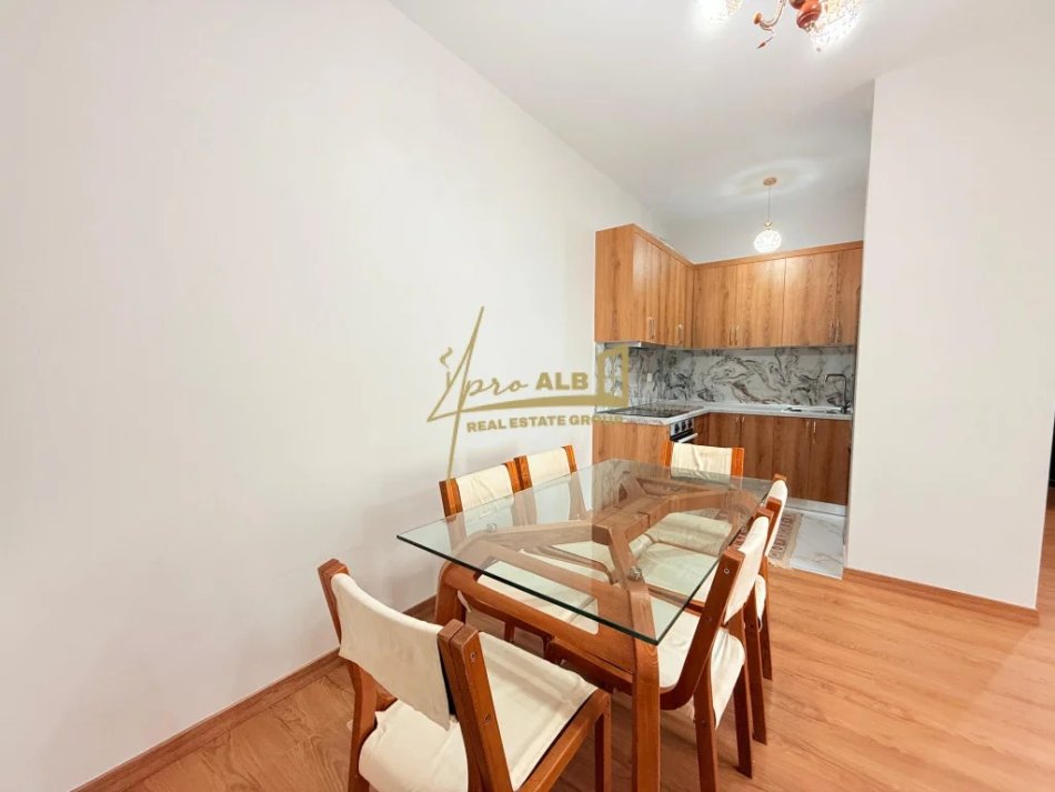 Tirane, jepet me qera apartament 2+1+Ballkon Kati 6, 80 m² 450 € (Tek Kthesa e Kamzes, Pallatet e Verdha)