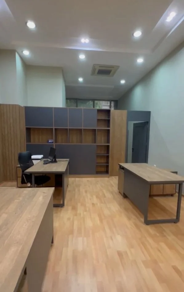 Tirane, jepet me qera zyre Kati 2, 50 m² 700 € (QENDER)