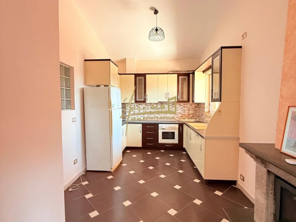 Tirane, jepet me qera apartament 3+1+Ballkon Kati 4, 150 m² 480 € (Sauk i Vjeter)