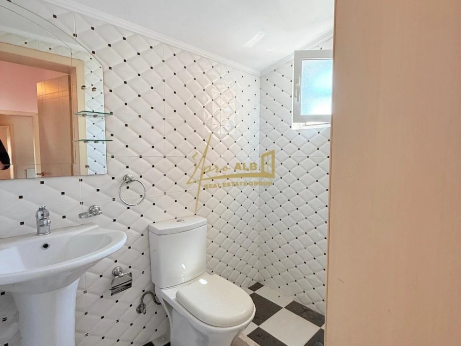 Tirane, jepet me qera apartament 3+1+Ballkon Kati 4, 150 m² 480 € (Sauk i Vjeter)