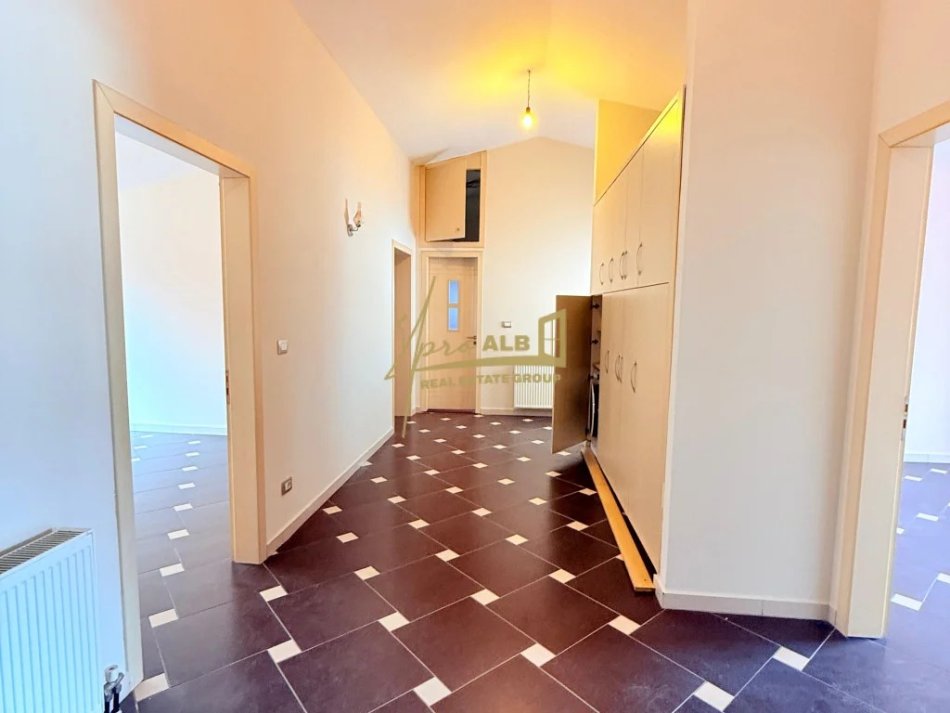 Tirane, jepet me qera apartament 3+1+Ballkon Kati 4, 150 m² 480 € (Sauk i Vjeter)