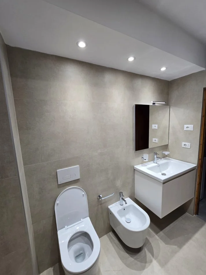 Tirane, jepet me qera apartament 1+1 Kati 2, 56 m² 600 € (Ali Dem)