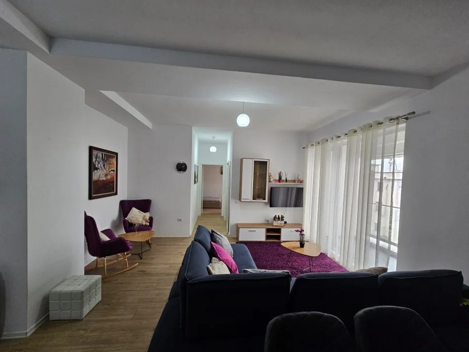 Tirane, jepet me qera apartament 2+1+Ballkon Kati 4, 100 m² 600 € (Siri Kodra)