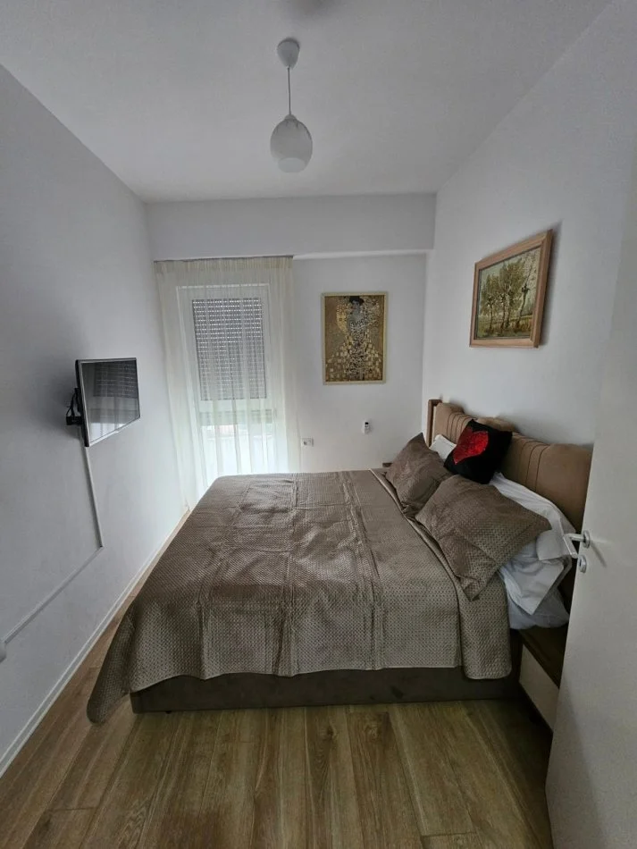 Tirane, jepet me qera apartament 2+1+Ballkon Kati 4, 100 m² 600 € (Siri Kodra)