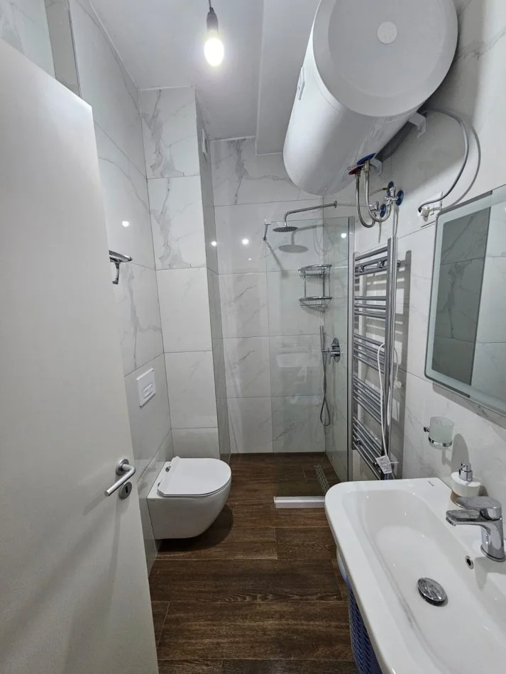 Tirane, jepet me qera apartament 2+1+Ballkon Kati 4, 100 m² 600 € (Siri Kodra)