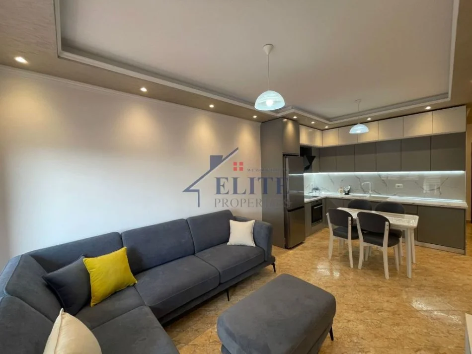 Tirane, jepet me qera apartament 2+1+Ballkon Kati 6, 108 m² 800 € 