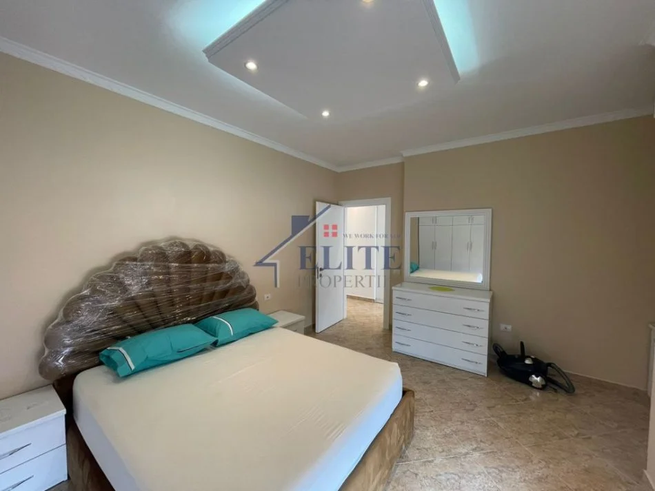 Tirane, jepet me qera apartament 2+1+Ballkon Kati 6, 108 m² 800 € 