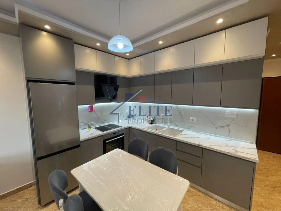 Tirane, jepet me qera apartament 2+1+Ballkon Kati 6, 108 m² 800 € 