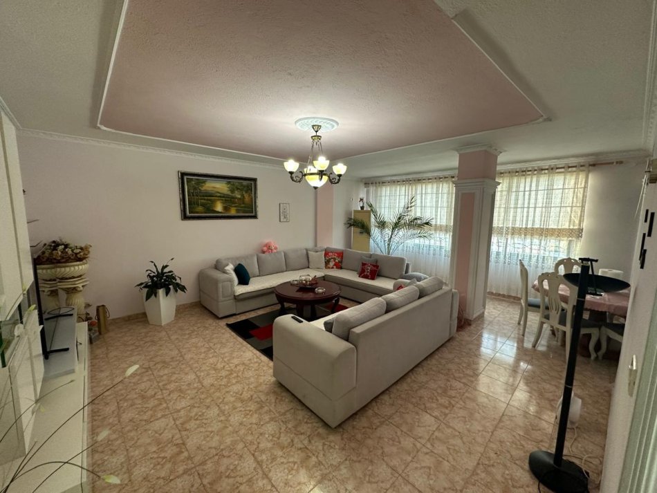 Tirane, jepet me qera apartament 2+1+Ballkon Kati 9, 105 m² 600 € (Pallati me Shigjeta)