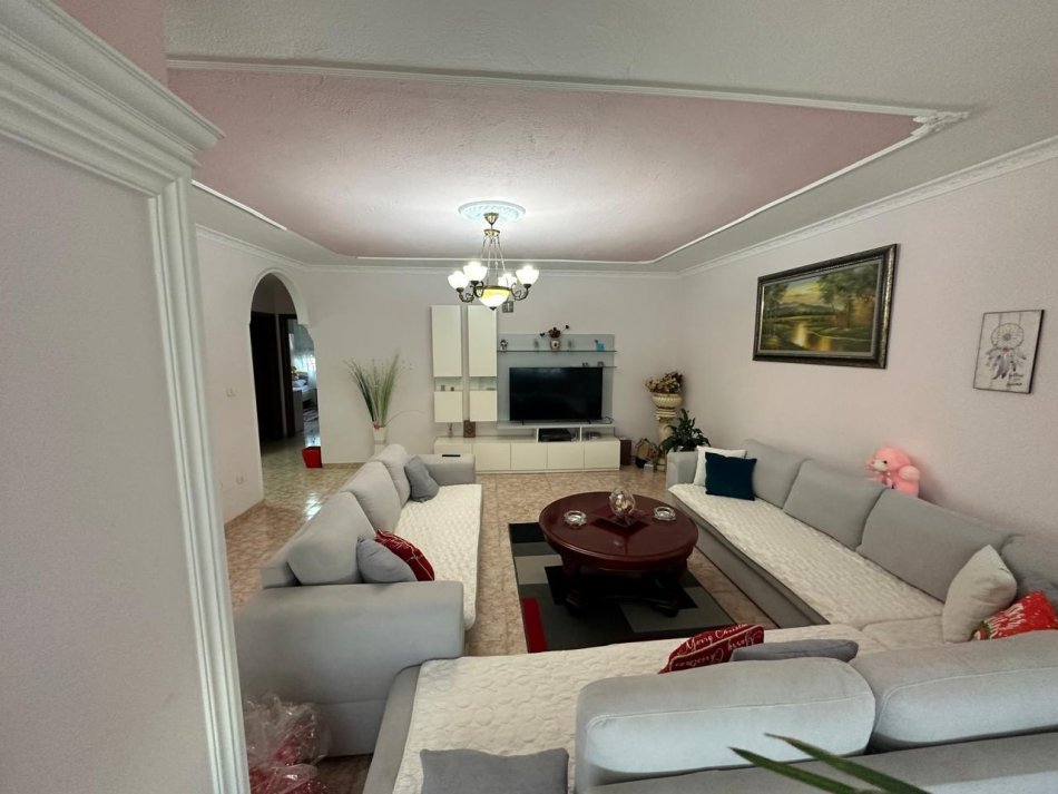 Tirane, jepet me qera apartament 2+1+Ballkon Kati 9, 105 m² 600 € (Pallati me Shigjeta)