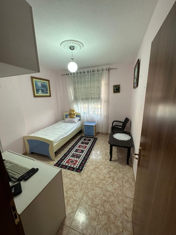 Tirane, jepet me qera apartament 2+1+Ballkon Kati 9, 105 m² 600 € (Pallati me Shigjeta)