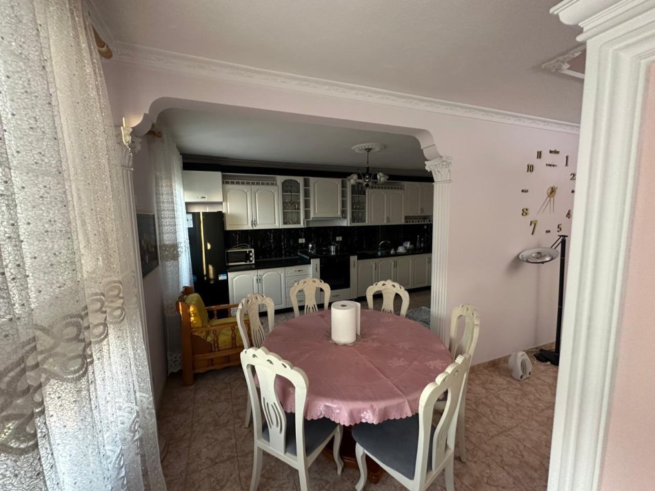 Tirane, jepet me qera apartament 2+1+Ballkon Kati 9, 105 m² 600 € (Pallati me Shigjeta)