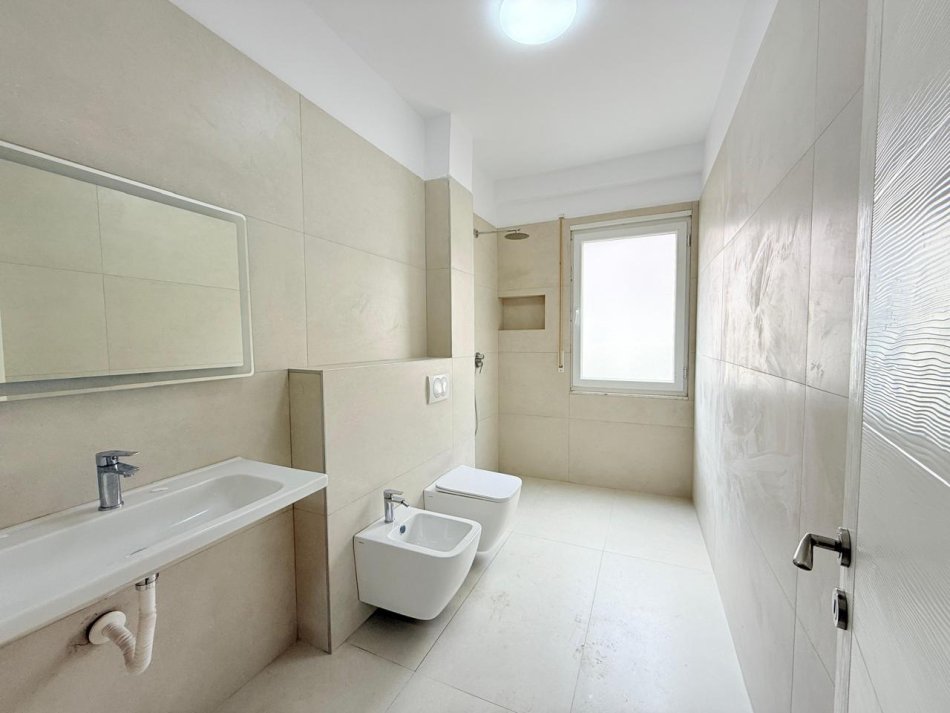 Tirane, jepet me qera apartament 1+1 Kati 1, 65 m² 250 € (Afer Kompleks Lugano, Linze)