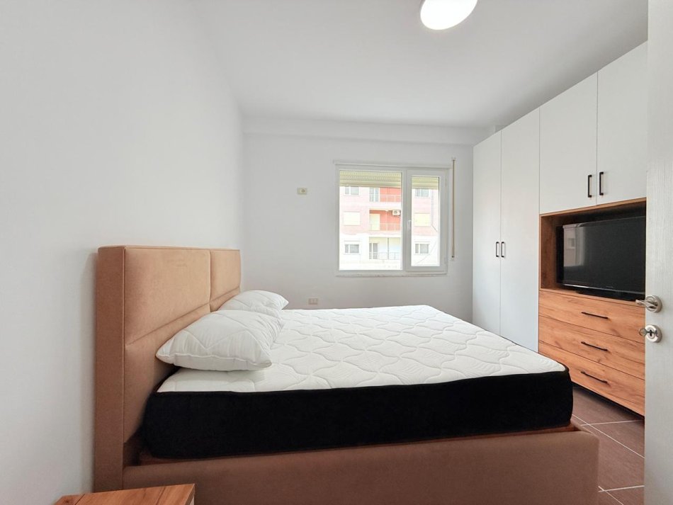 Tirane, jepet me qera apartament 1+1 Kati 1, 65 m² 250 € (Afer Kompleks Lugano, Linze)
