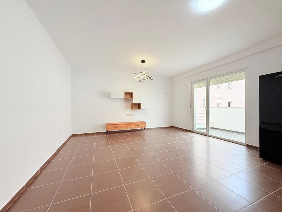 Tirane, jepet me qera apartament 1+1 Kati 1, 65 m² 250 € (Afer Kompleks Lugano, Linze)