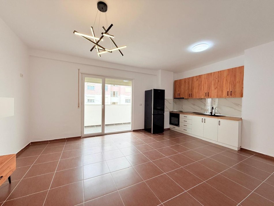 Tirane, jepet me qera apartament 1+1 Kati 1, 65 m² 250 € (Afer Kompleks Lugano, Linze)