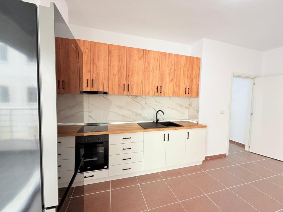 Tirane, jepet me qera apartament 1+1 Kati 1, 65 m² 250 € (Afer Kompleks Lugano, Linze)