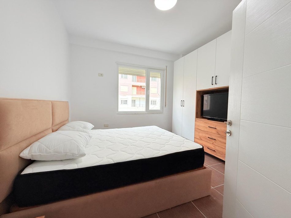 Tirane, jepet me qera apartament 1+1 Kati 1, 65 m² 250 € (Afer Kompleks Lugano, Linze)