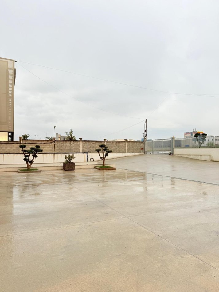 Tirane, jepet me qera ambjent biznesi Kati 1, 2.000 m² 8.000 € (Autostrada Tirane-Durres km 6)