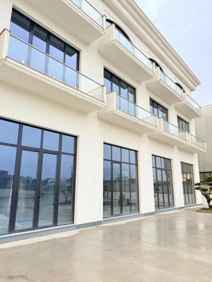 Tirane, jepet me qera ambjent biznesi Kati 1, 2.000 m² 8.000 € (Autostrada Tirane-Durres km 6)