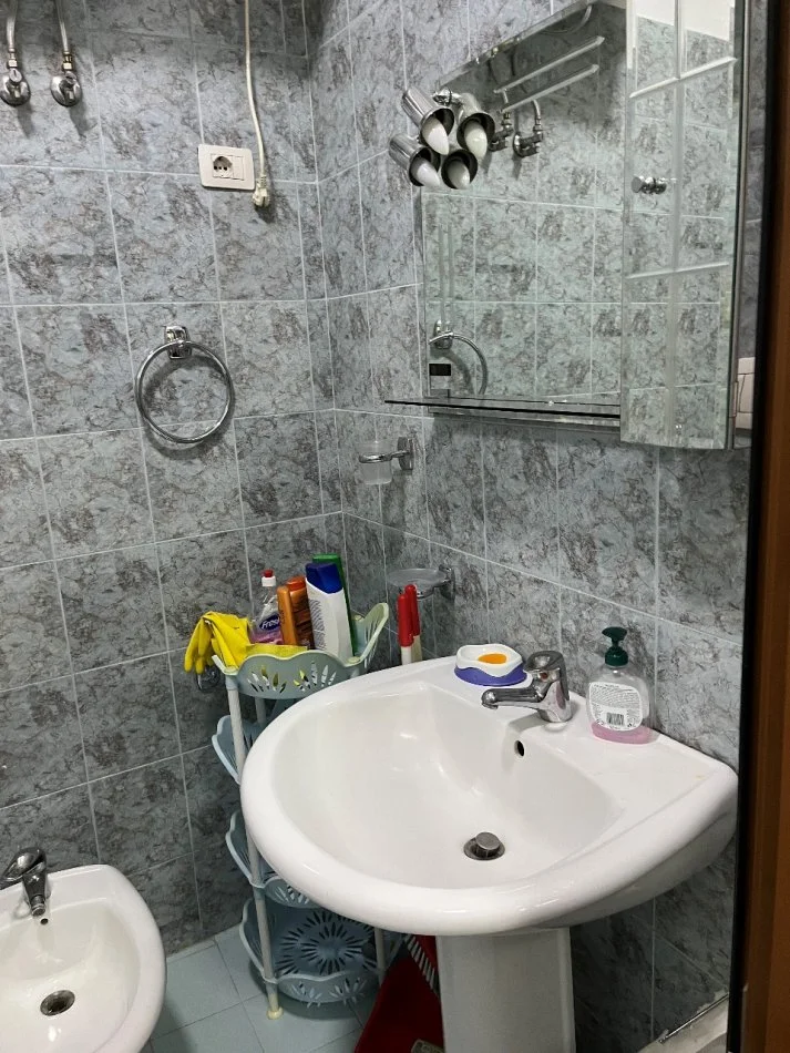 Tirane, jepet me qera apartament 1+1+Ballkon Kati 4, 60 m² 650 € (CENTER TIRANA,SHESHI WILLSON)